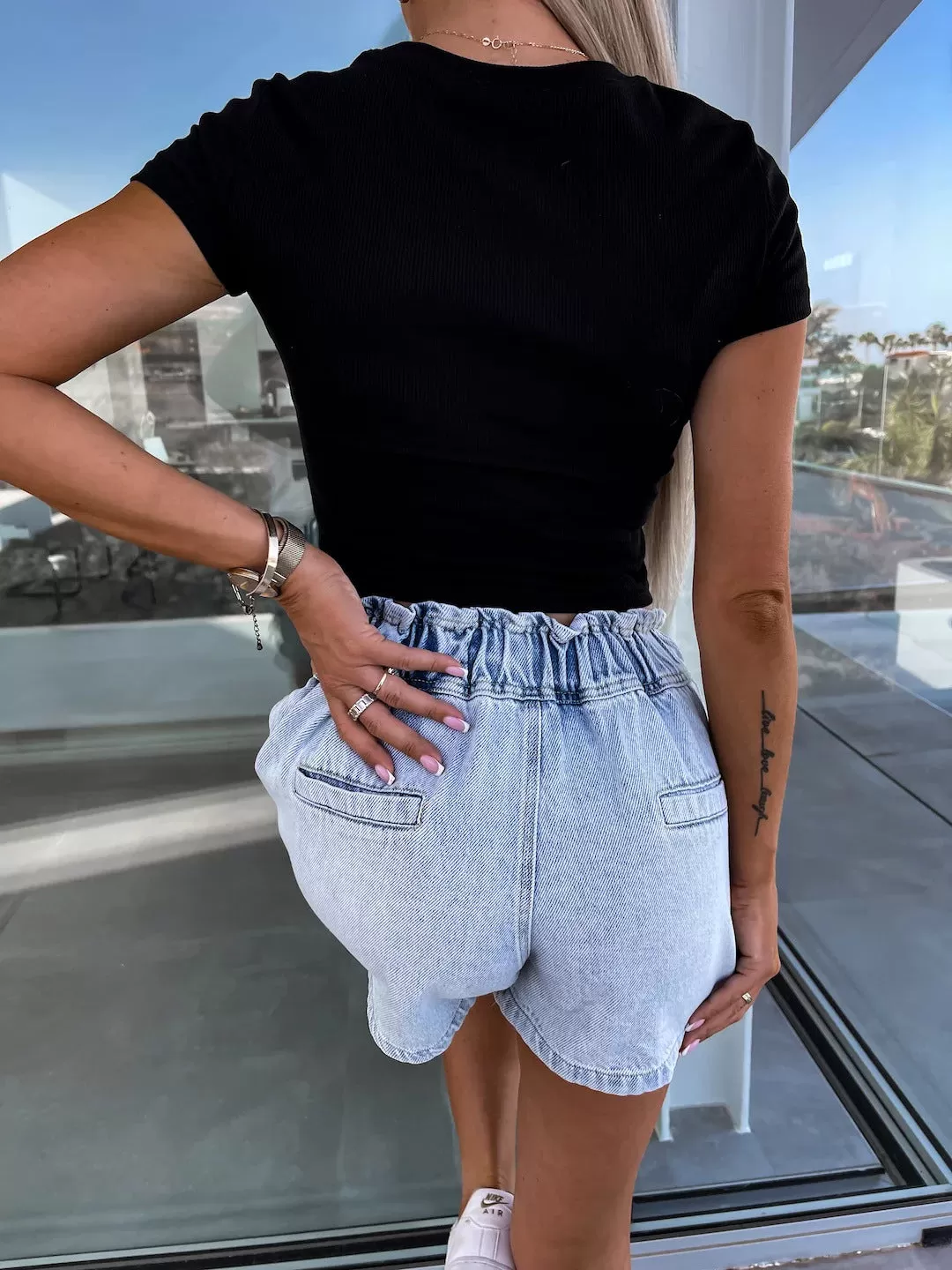 Denim Chic, exquisite Denim-Shorts mit Strasssteinen 