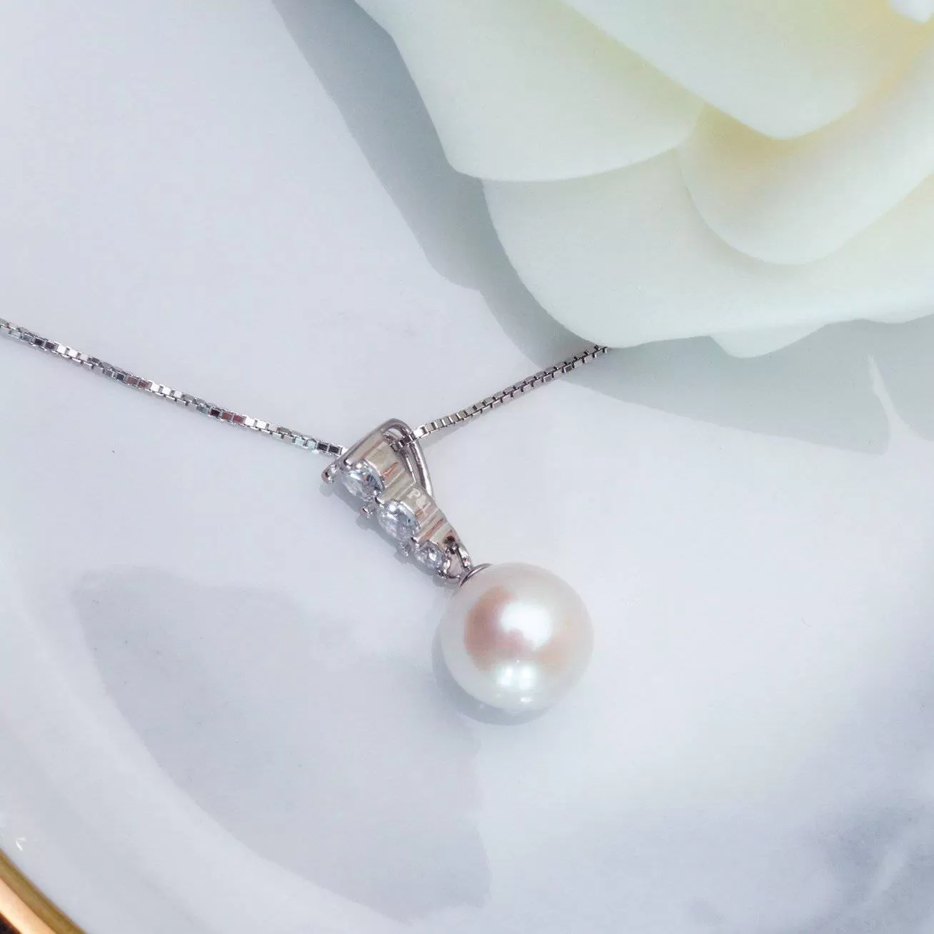 Elegant Freshwater Pearl Necklace WN00064